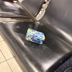 Pokamon doosje met kaarten, como reportado ao iLost