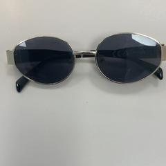 Des lunettes de soleil, a été signalé par Movie Park Germany utilisant iLost