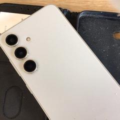 Smartphone Zilverkleurige met zwart hoesje Samsung, as reported by Gemeente Alkmaar using iLost