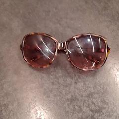 Solbriller, som rapportert av Rotterdam The Hague Airport ved bruk av iLost