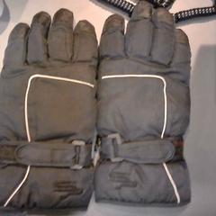 Guanti, come riportato da SnowWorld Landgraaf utilizzando iLost