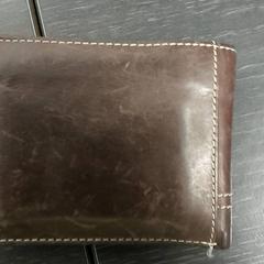 Pénztárca - Encina Benitez, amint azt Centraal magazijn az iLost segítségével jelentette.