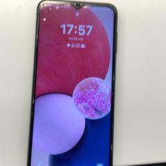 Okostelefon Grijze achterkant Samsung, amint azt Gemeente Weert az iLost segítségével jelentette.