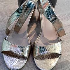 Scarpe, come riportato da EBS Tramplein utilizzando iLost