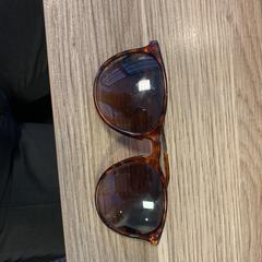 Zonnebril bruin met vlekken, a été signalé par RAI Amsterdam utilisant iLost