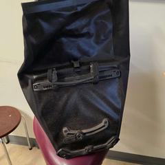 Tas fietstas met kleding en tromel، كما تم الإبلاغ عنه بواسطة Haaglanden Medisch Centrum عبر iLost