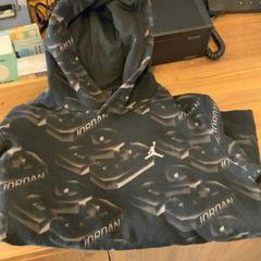 Camisola Noir gris, como reportado por MEININGER Hotel Marseille Centre la Joliette utilizando o iLost