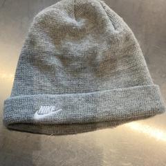 帽子 Grey がiLostで MEININGER Hotel Leipzig Hauptbahnhof によって報告されました