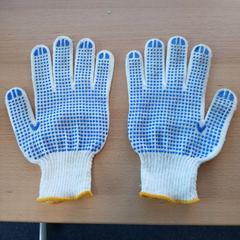 Guants blauw/wit, segons ha informat UVO Vervoer mitjançant iLost