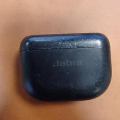 Funda per a auriculars Jabra zwart, segons ha informat Connexxion Amstelland-Meerlanden Schiphol Zuid mitjançant iLost