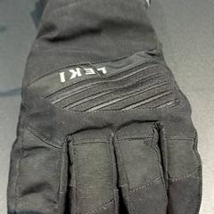 Kesztyű, amint azt Universiteit Gent - Faculteitsbibliotheek LW az iLost segítségével jelentette.