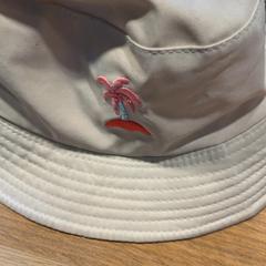 모자 Met palmboom, iLost를 사용하여 Designer Outlet Roosendaal에 보고됨