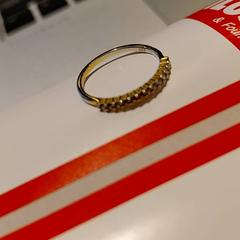 Ringa Goudkleurig met siersteentjes, rapporterat av Padualaan 97 med iLost