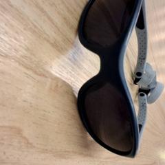 Des lunettes de soleil, a été signalé par IKEA Paris - Plaisir utilisant iLost