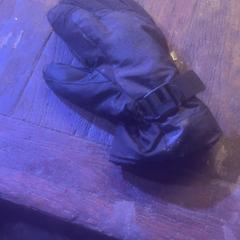 Handschoen, zoals gemeld door De Heeren van Aemstel met iLost