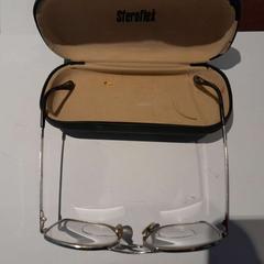 Portaocchiali con occhiali métal, come riportato da TCL utilizzando iLost