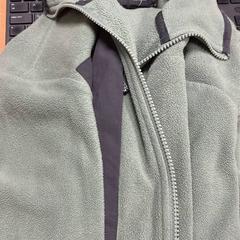 セーター がiLostで Sheraton Brussels Airport Hotel によって報告されました