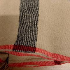 Long foulard, come riportato da IKEA Paris - Thiais utilizzando iLost