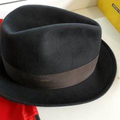 Roupa - Hoed, como reportado por Regio West-Vlaanderen utilizando o iLost