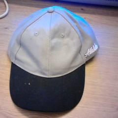 Cap grijs met zwart, come riportato da Bobbejaanland utilizzando iLost
