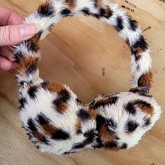 Orelleres Panterprint oorwarmers, segons ha informat Schaatsbaan Rotterdam mitjançant iLost