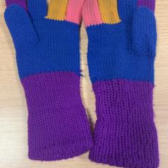 Gants Blauw met kleuren, a été signalé par Pathé Amsterdam Noord utilisant iLost