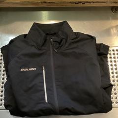 Windjacke Bauer schwarz, segons ha informat MEININGER Hotel Berlin Alexanderplatz mitjançant iLost