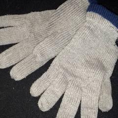 Luvas, como reportado por TivoliVredenburg utilizando o iLost