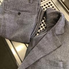 Anzug, a été signalé par MEININGER Hotel Berlin Alexanderplatz utilisant iLost