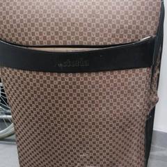 حقائب حمل وحقائب اليد بيجي واسود، كما تم الإبلاغ عنه بواسطة محطة الدمام (الدمام) عبر iLost