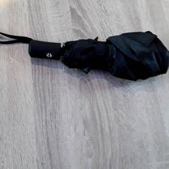 Összecsukható esernyő Zwart, amint azt EBS Tramplein az iLost segítségével jelentette.