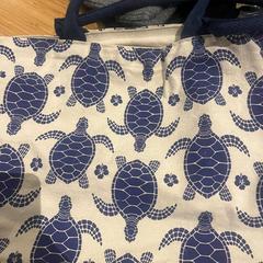 가방 blue and white, iLost를 사용하여 Amsterdam ID Aparthotel에 보고됨