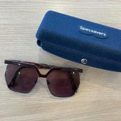 Etui na okulary z okularami, zgłoszono przez Van Heugten Tours przy użyciu iLost