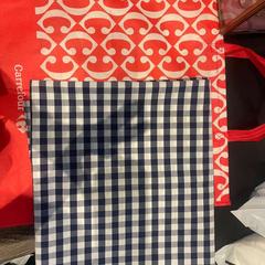 バッグ & ラグ blokjes blauw wit rood がiLostで Van der Valk Hotel Amsterdam-Amstel によって報告されました