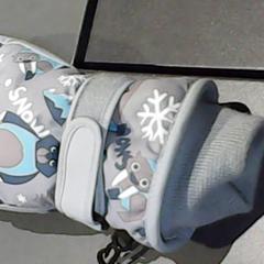 Luva, como reportado por SnowWorld Landgraaf utilizando o iLost