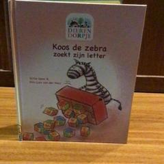 Dětská kniha koos de zebra zoekt zijn letter, jak nahlášeno Van der Valk Hotel Emmeloord pomocí iLost