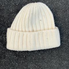 Gorro Wit, ha sido reportado por Schaatsbaan Rotterdam con iLost