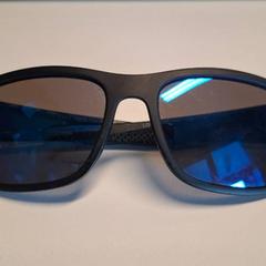 Gafas de sol Zwart plastic, ha sido reportado por TheaterHangaar con iLost