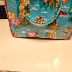 Taška, jak nahlášeno Mövenpick Hotel Amsterdam City Centre pomocí iLost