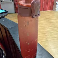 Garrafa para beber lahev, como reportado por IKEA Brno utilizando o iLost