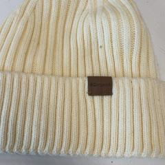 Chapéu, como reportado por Het Amsterdamse Winterterras utilizando o iLost