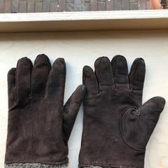 Gloves, zoals gemeld door The Tire Station Hotel met iLost