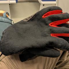 Handschoenen: zwarte stof, bruin leer, en rood, iLost'a bildirildiği gibi