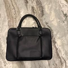 Handtas laptop tas, ha sido reportado por Van der Valk Hotel Amsterdam-Amstel con iLost