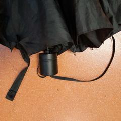 Parapluie pliant noir, a été signalé par TCL utilisant iLost