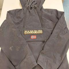 Chaqueta Napapijri zwart/donkerblauw, ha sido reportado por Avonturenpark Hellendoorn con iLost