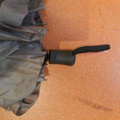 مظلة قابلة للطي beige، كما تم الإبلاغ عنه بواسطة TCL عبر iLost