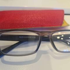 Brilleetui med briller Alex G, som rapportert av TU/e - Receptie Vector ved bruk av iLost