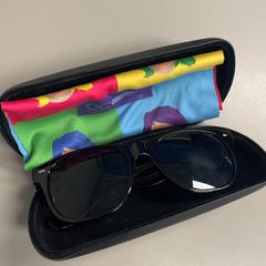 Napszemüveg met koker, amint azt Burgers' Zoo az iLost segítségével jelentette.