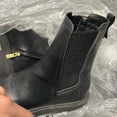 Støvler, som rapportert av The Dominican ved bruk av iLost